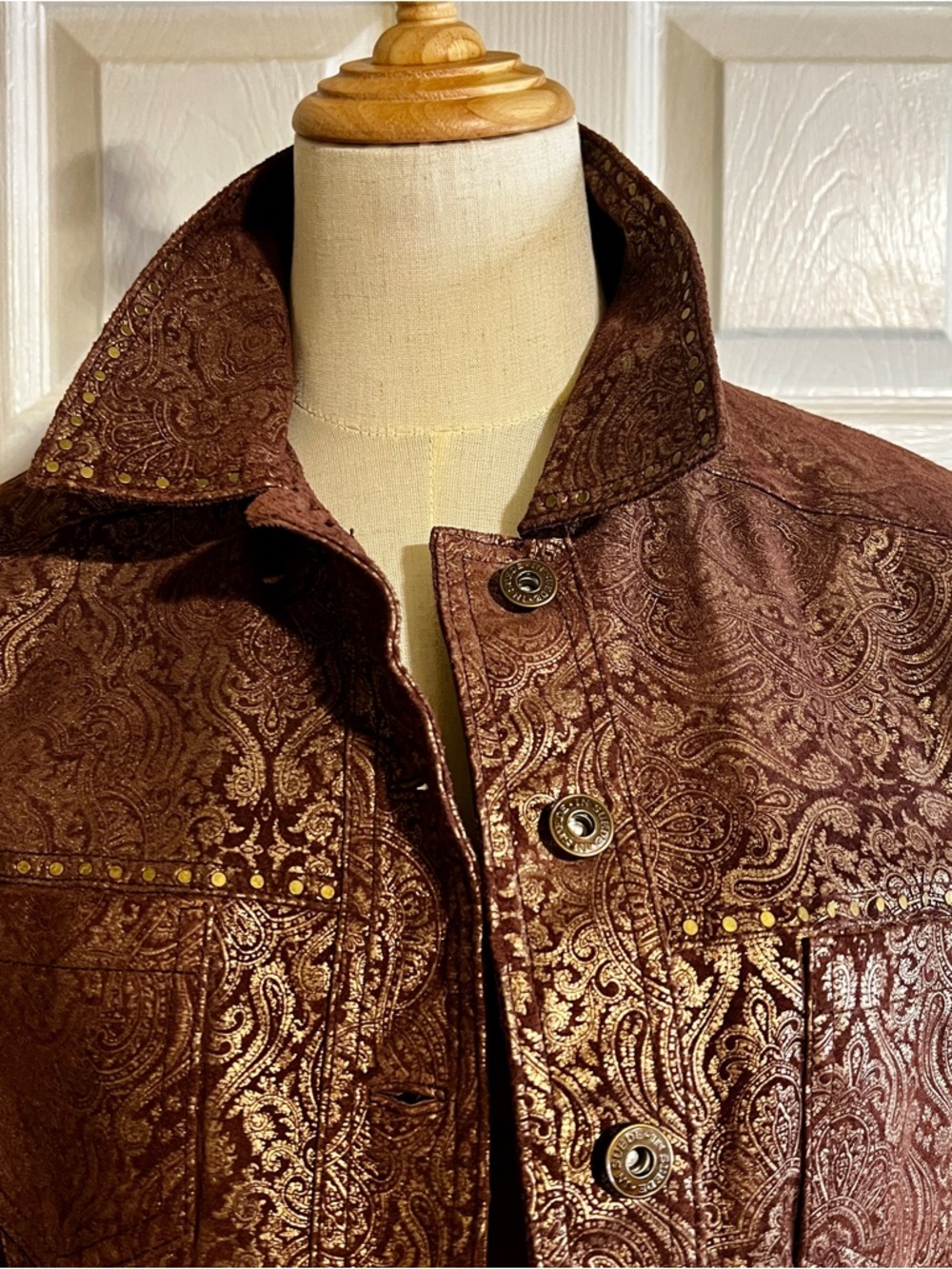 In Suede Wms Y2K Brown Gold Metallic Paisley Studded Trucker Boho Leather JKT‎ M - Picture 3 of 15